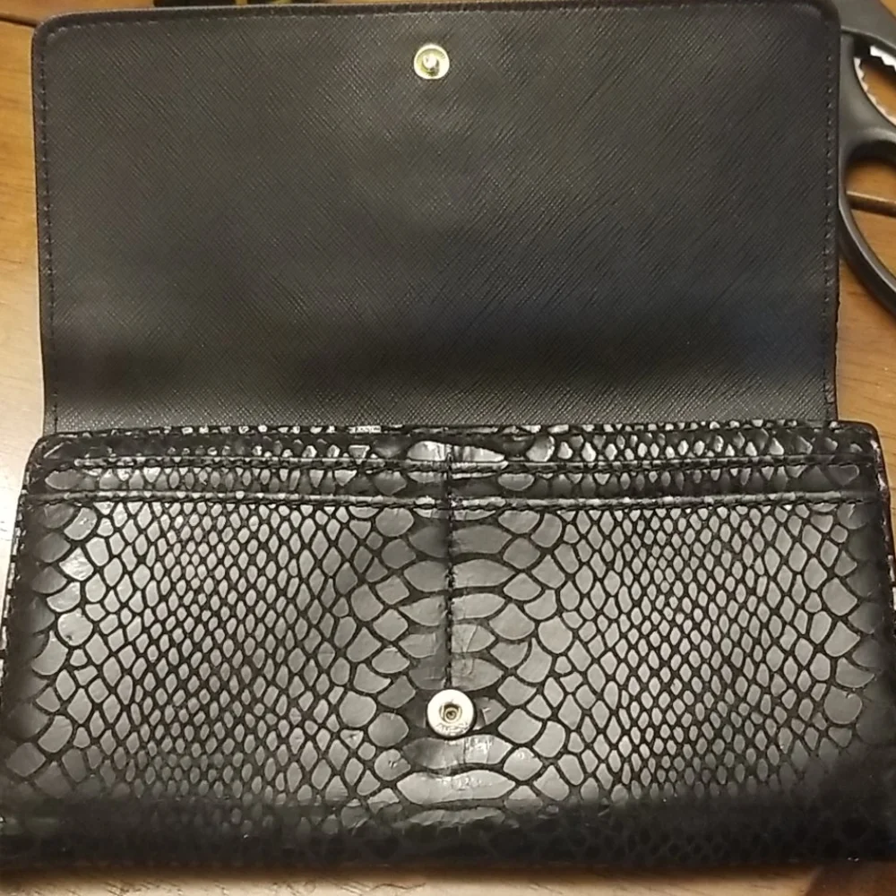 $5 ITEM. Michael Kors wallet MUST BE BUNDLED WITH AT LEAST 2 OTHER ITEMS - Picture 4 of 8